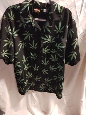 Hard Rock Cafe Black Short-Sleeve Button-Down Shirt with Green Leaf Pattern